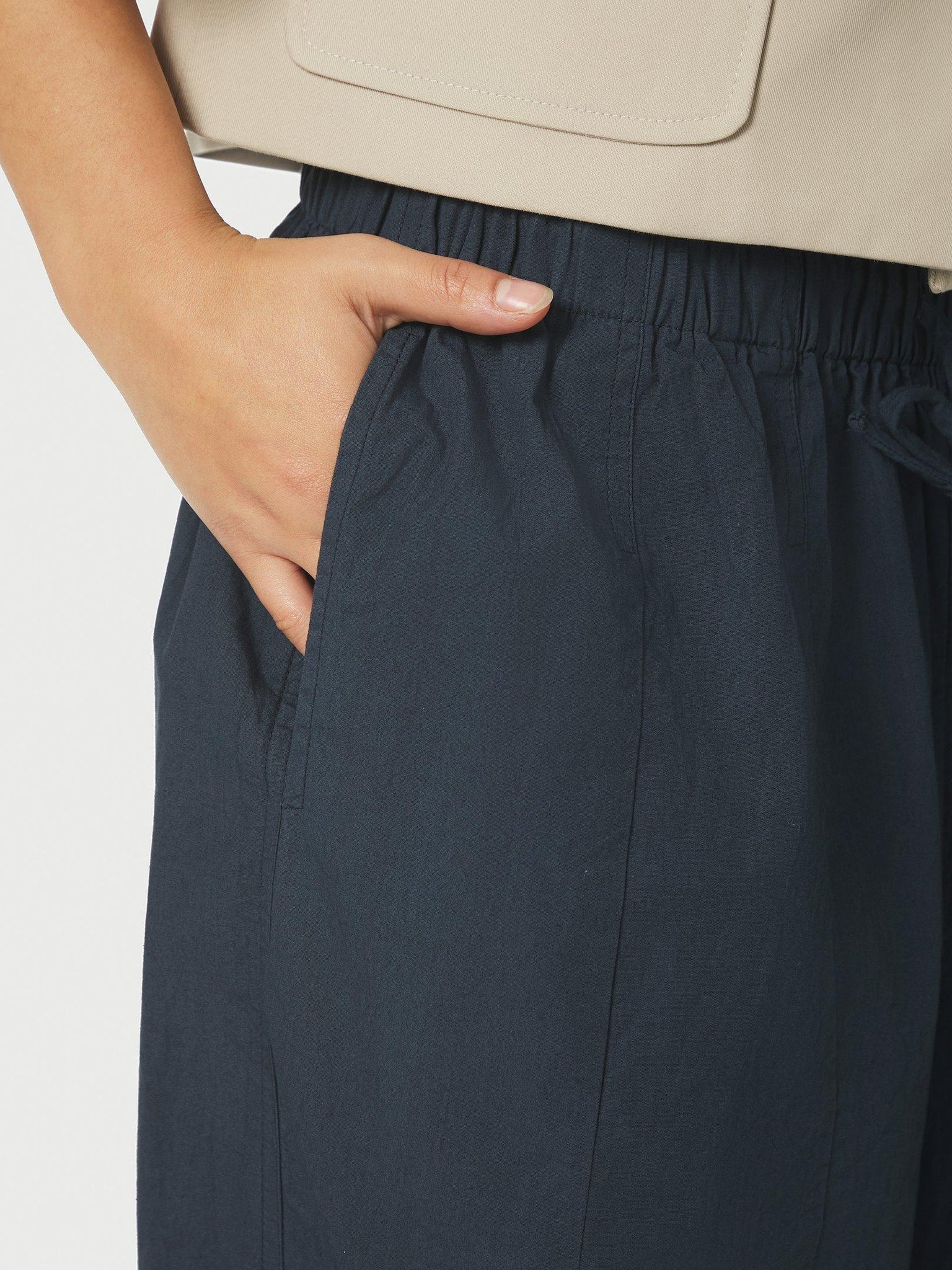 Neo Noir Prina C Navy Poplin ballon nadrág – Gumírozott, húzózsinóros derék | Női