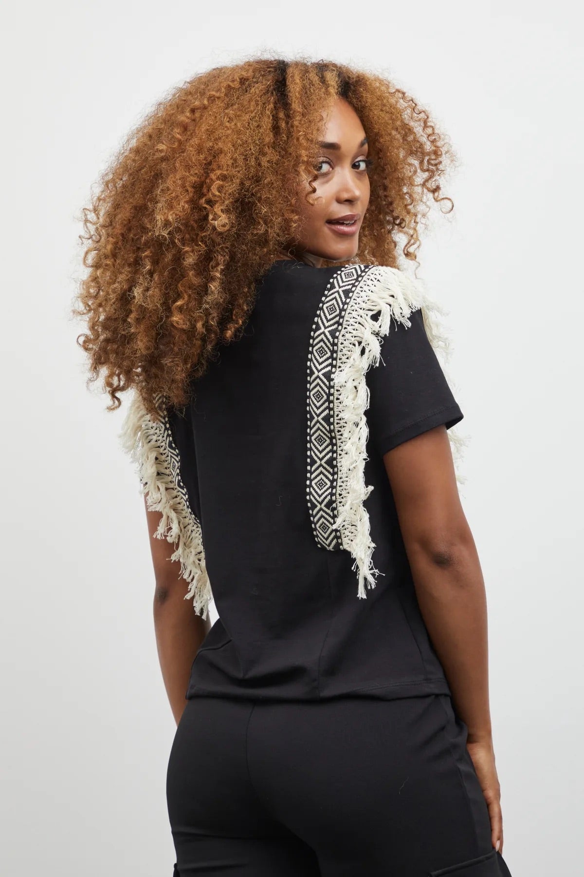 Sorbet Santi póló geometrikus szegéllyel és rojtokkal