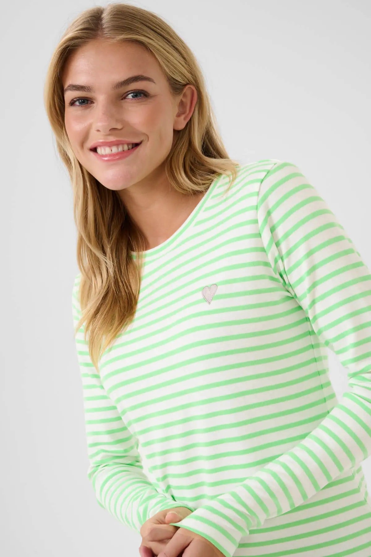 Kaffe Liddy Zöld Fehér Csíkos Hosszú Ujjú Felső – Kerek Nyakú Szív Hímzéssel | Női
