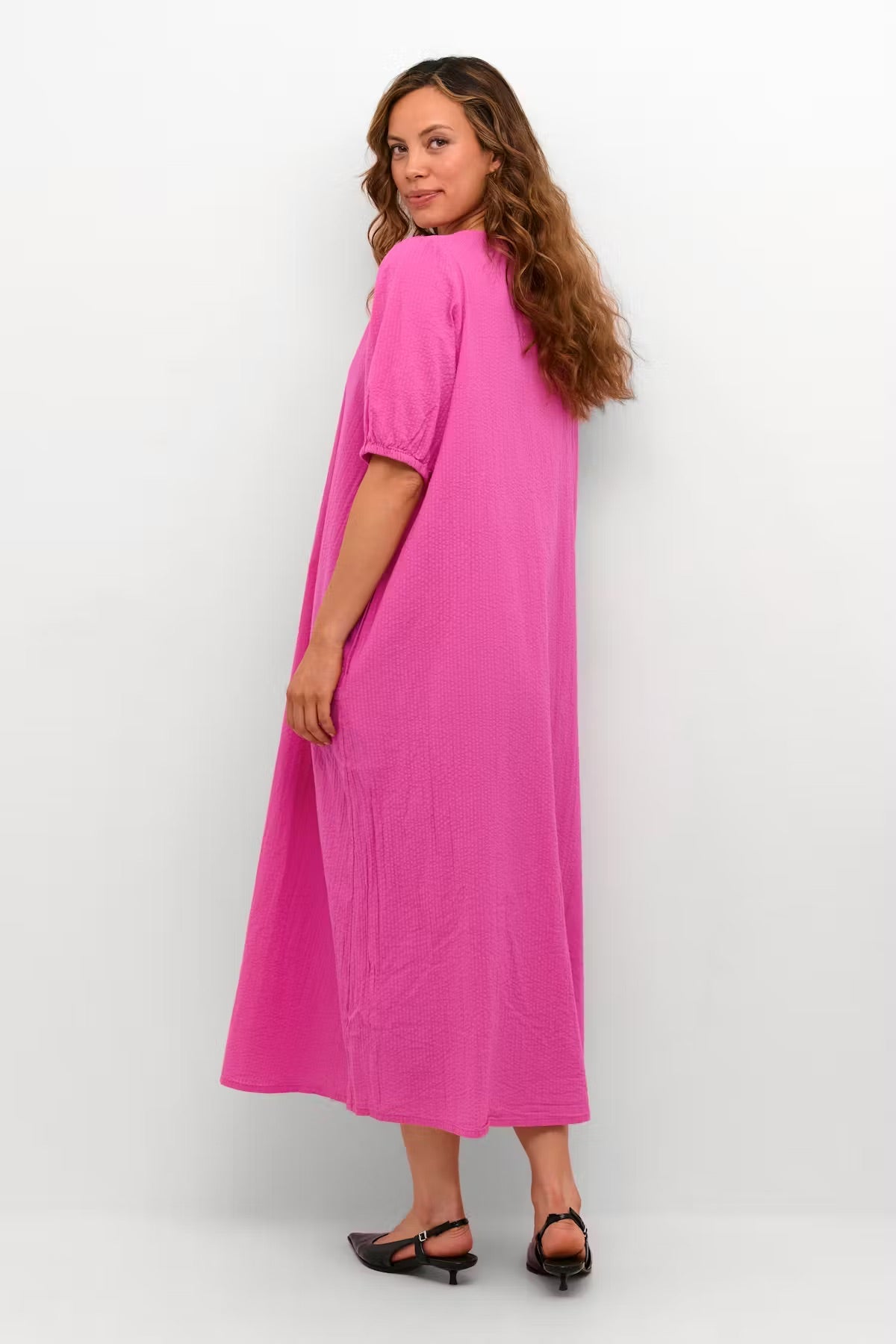 Kaffe KAlinn forró rózsaszín oversize maxi ruha – V-nyakú, puffos, 3/4-es ujjú, oldalzsebes, laza fazonú | Női