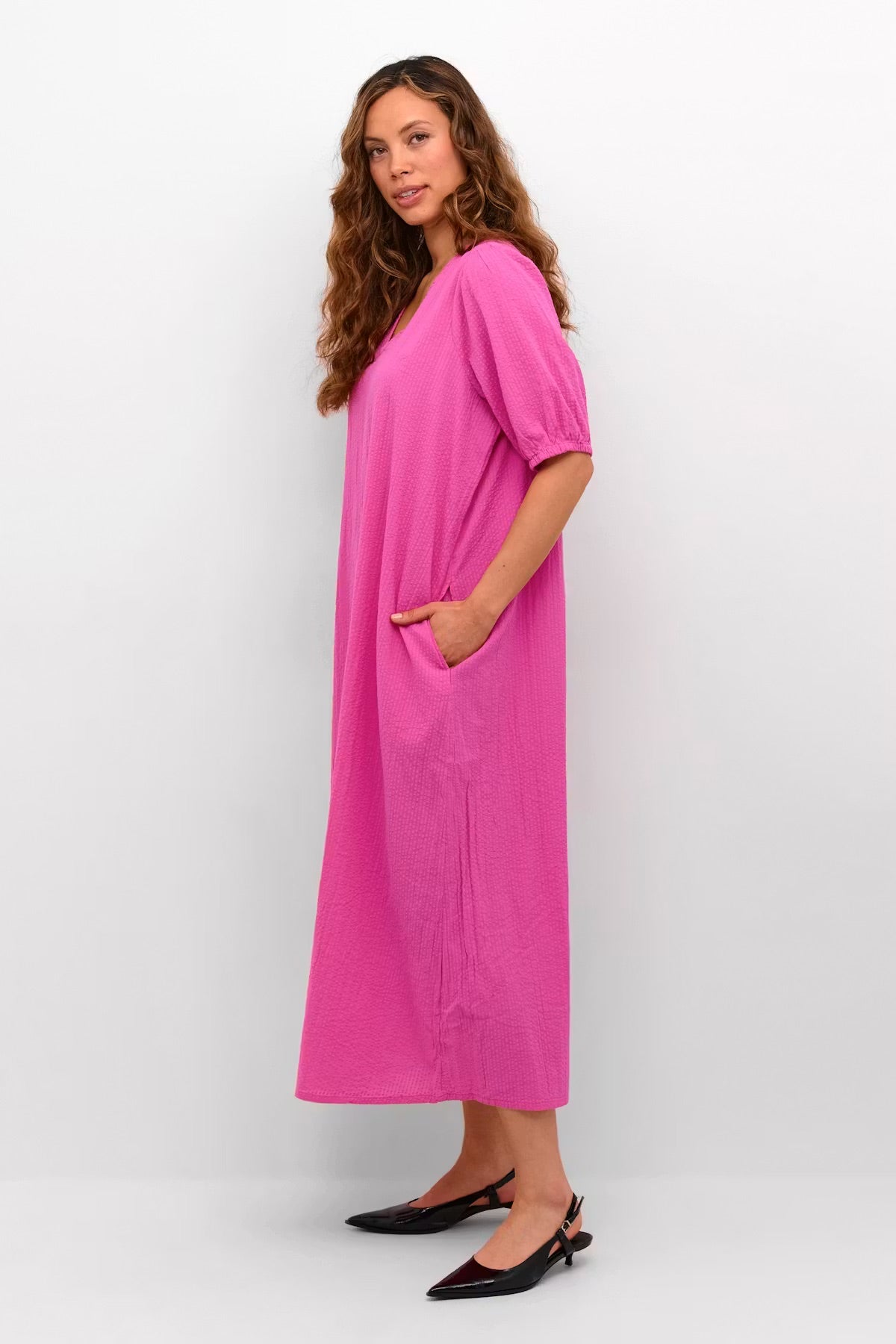 Kaffe KAlinn forró rózsaszín oversize maxi ruha – V-nyakú, puffos, 3/4-es ujjú, oldalzsebes, laza fazonú | Női