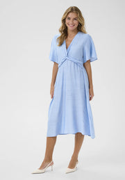 Kaffe KAjasmin Placid Blue Twist Front Midi ruha – V-nyakú, fodros ujjú, gumírozott hátú | Női