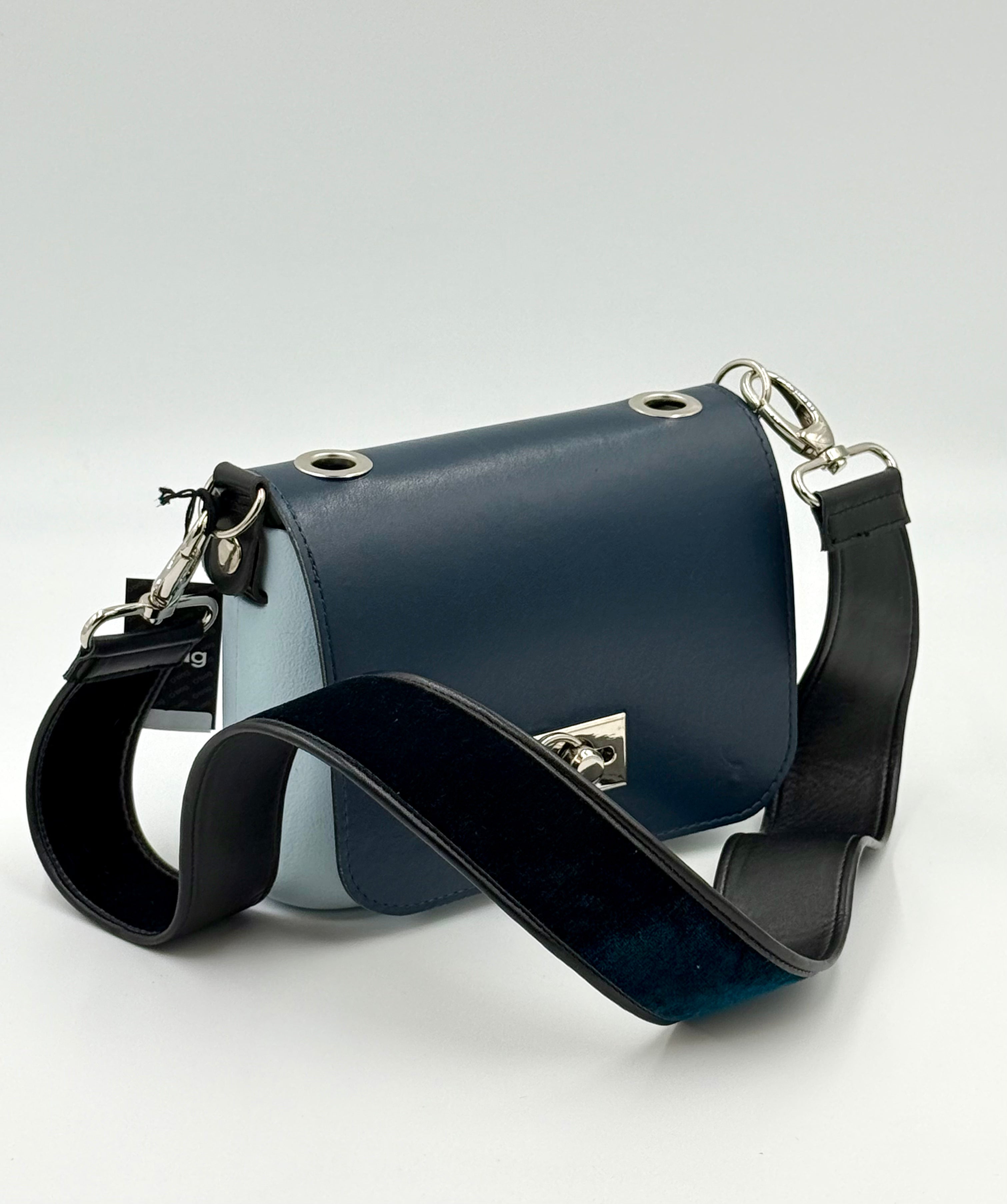 O bag – O pocket (grey) with steel blue flap and strap