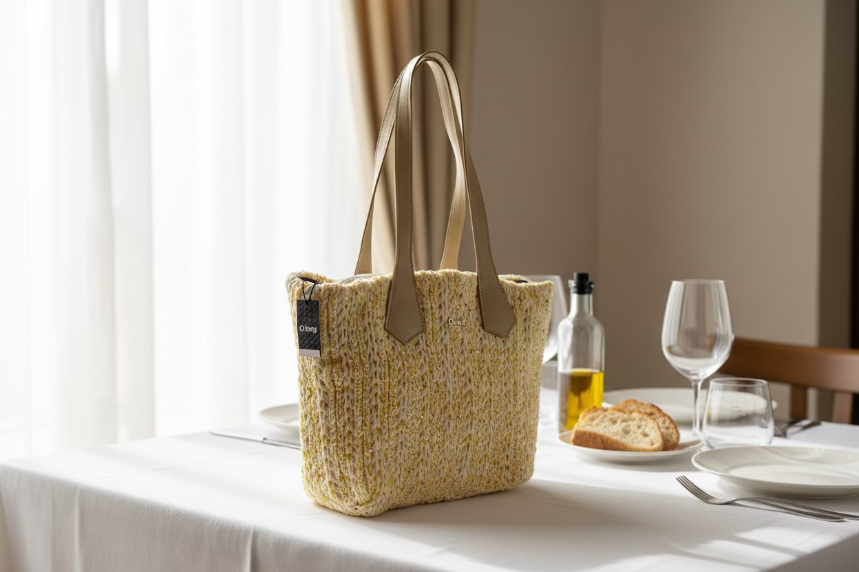 O bag bag – cream, knit-effect texture with gold threads, beige handles, zippered insert