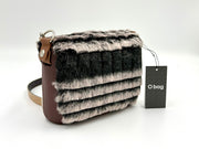 Obag szőrmehatású pocket crossbody táska – kompakt, stílusos, puha tapintású