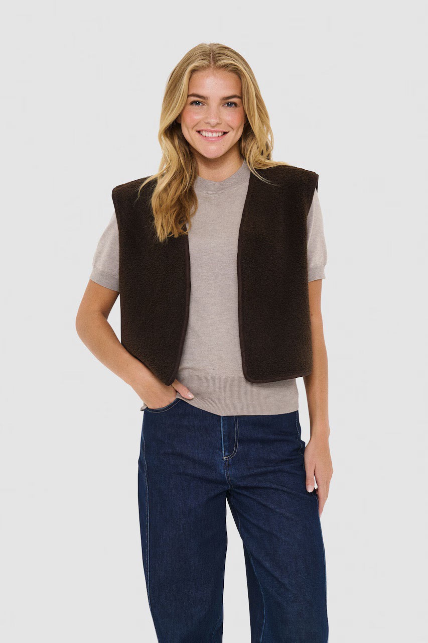 Model wearing the Saint Tropez IcariaSZ mocha fleece vest over a light top with blue jeans, front view