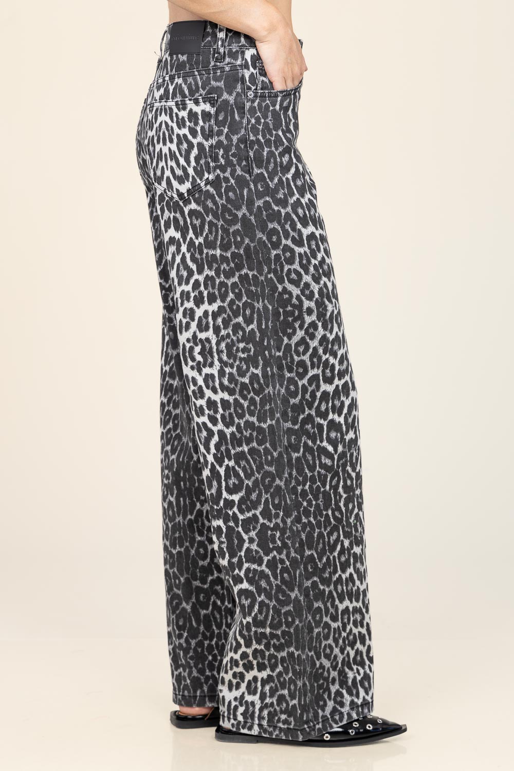 Co'couture Leo leopárdmintás, bő szárú farmernadrág – szürke