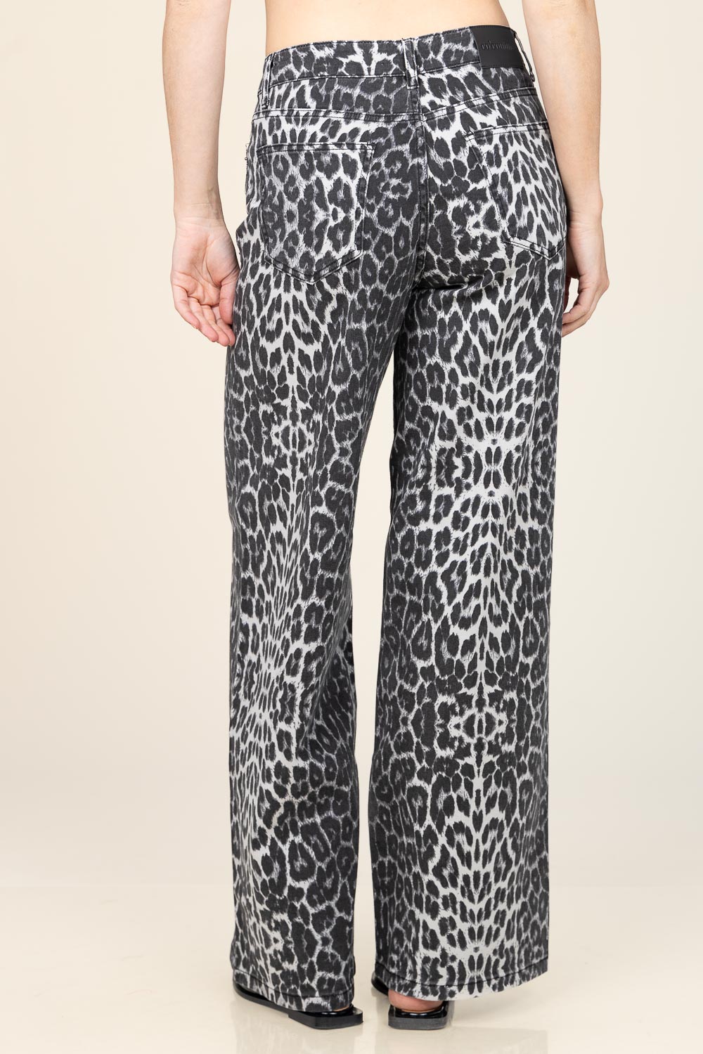 Co'couture Leo leopárdmintás, bő szárú farmernadrág – szürke
