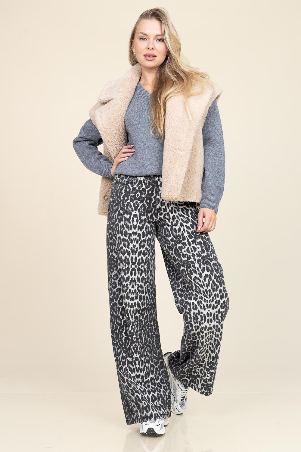 Co'couture Leo leopárdmintás, bő szárú farmernadrág – szürke