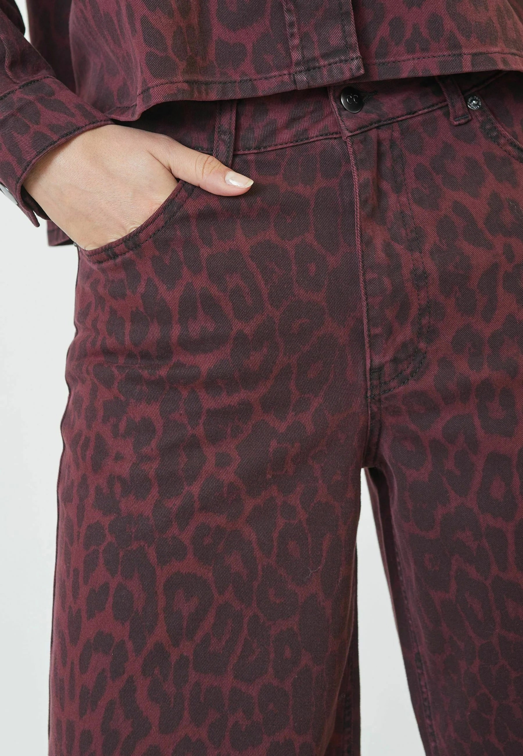 Co'couture Leocc állatmintás, bő szárú farmernadrág – fekete