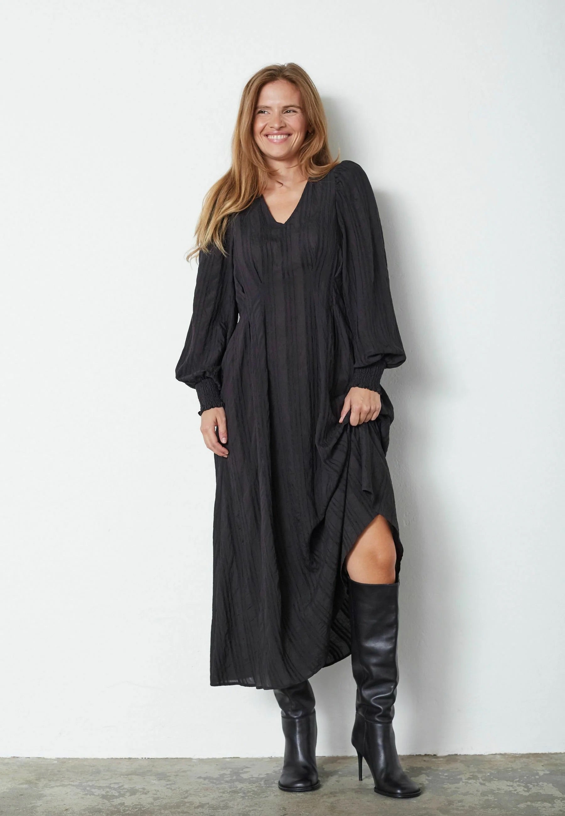 Co'couture Kesi CC drapírozott midiruha – fekete