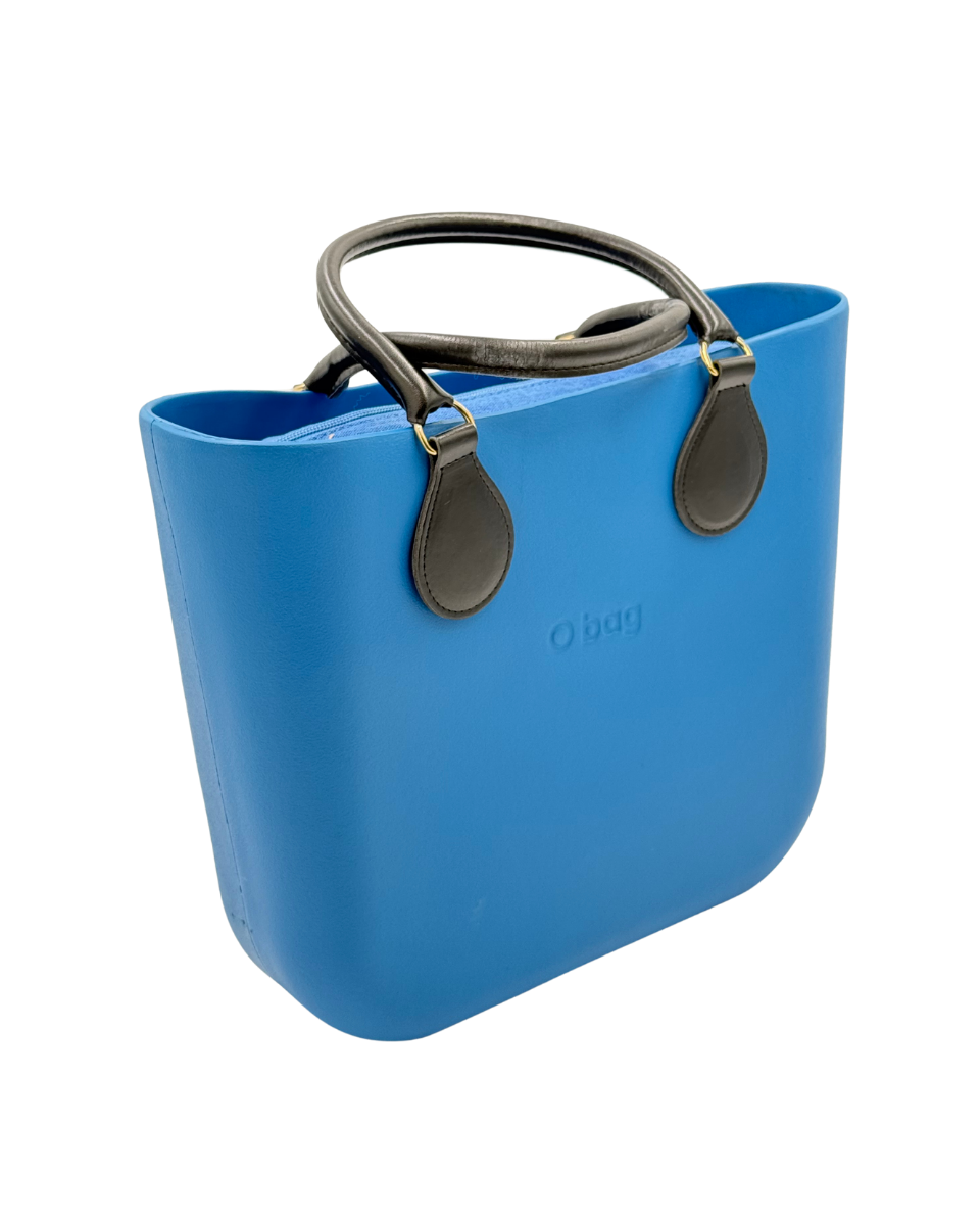 O bag Mini – kék kézitáska fekete bőr fogantyúkkal