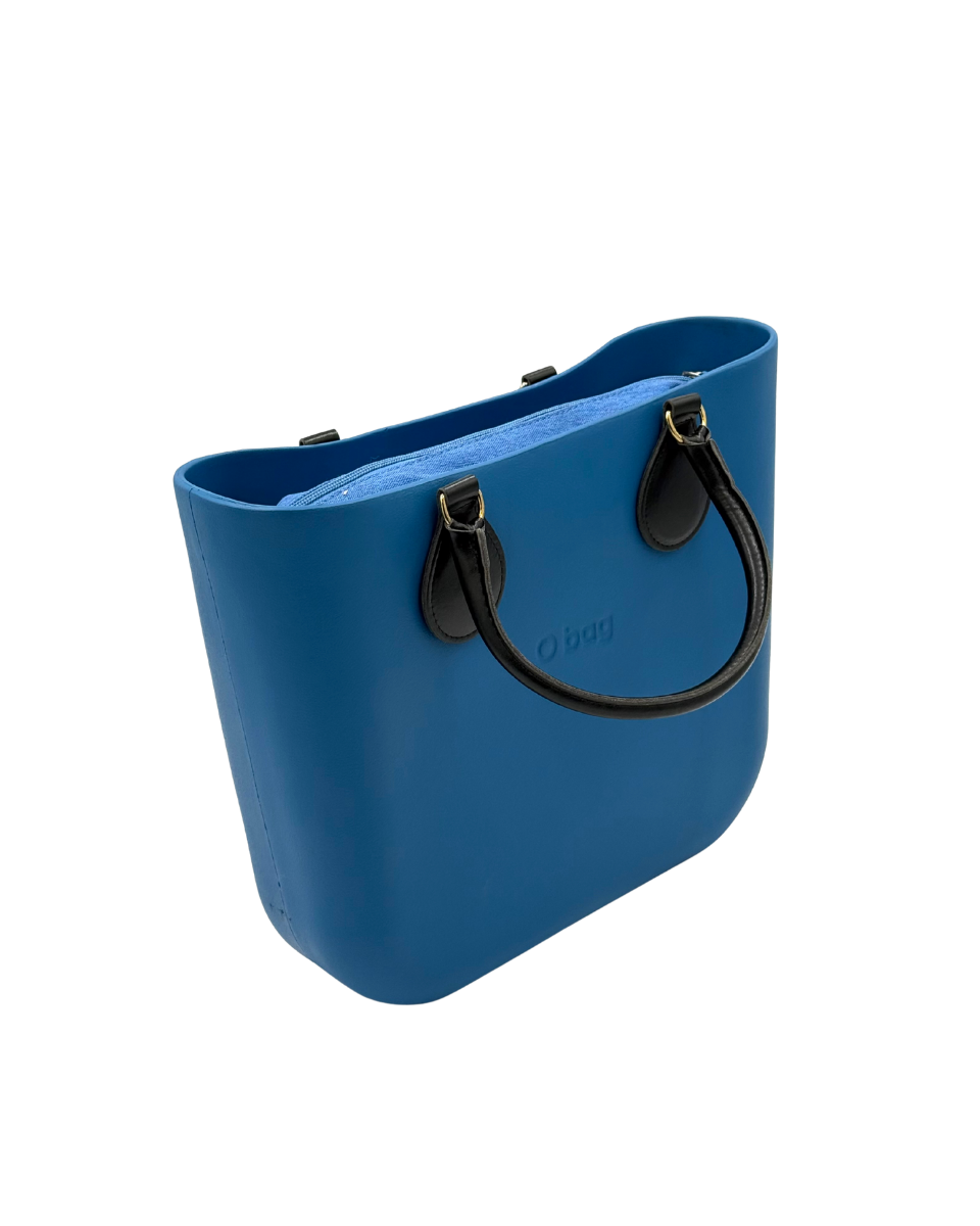 O bag Mini – kék kézitáska fekete bőr fogantyúkkal