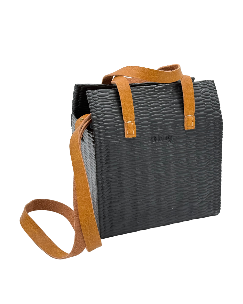 O bag Glam – fekete, fonott textúrájú táska konyak színű bőr fogantyúkkal