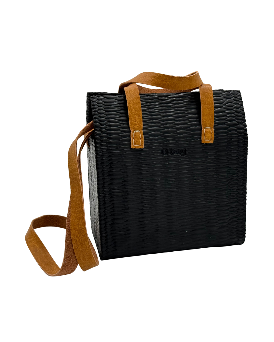 O bag Glam – fekete, fonott textúrájú táska konyak színű bőr fogantyúkkal