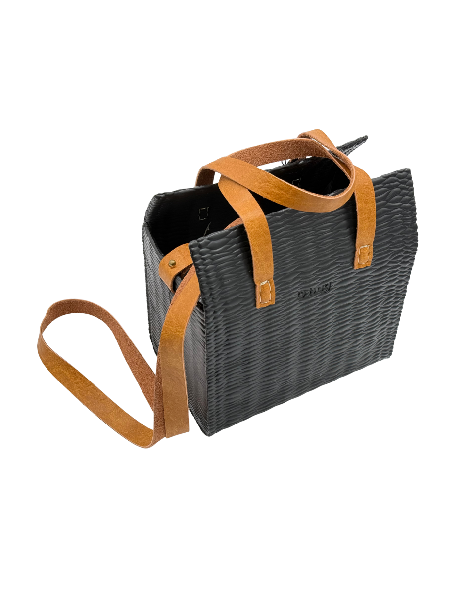 O bag Glam – fekete, fonott textúrájú táska konyak színű bőr fogantyúkkal