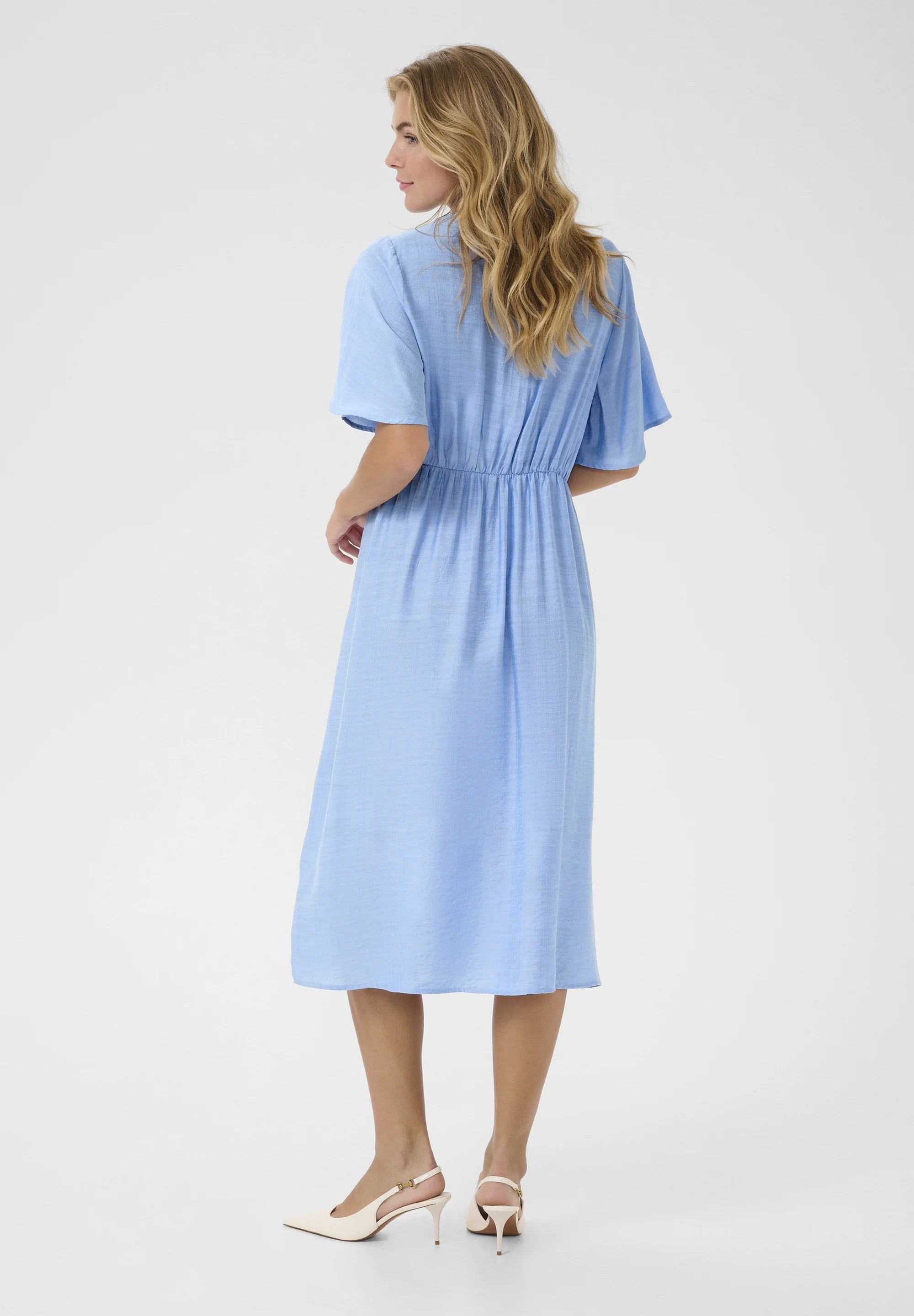 Kaffe KAjasmin Placid Blue Twist Front Midi ruha – V-nyakú, fodros ujjú, gumírozott hátú | Női