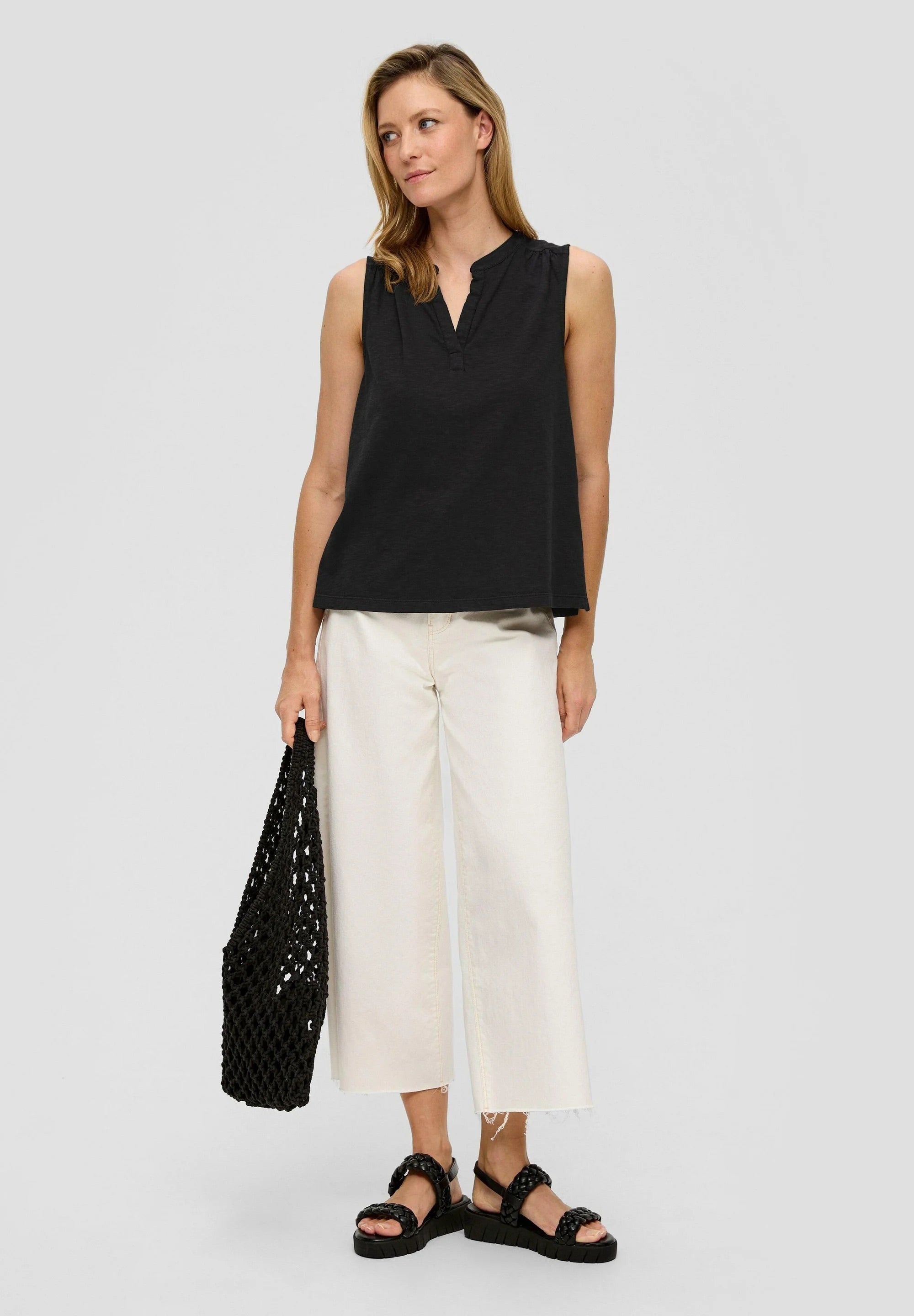 s.Oliver ujjatlan blúz V-nyakkivágással - fekete