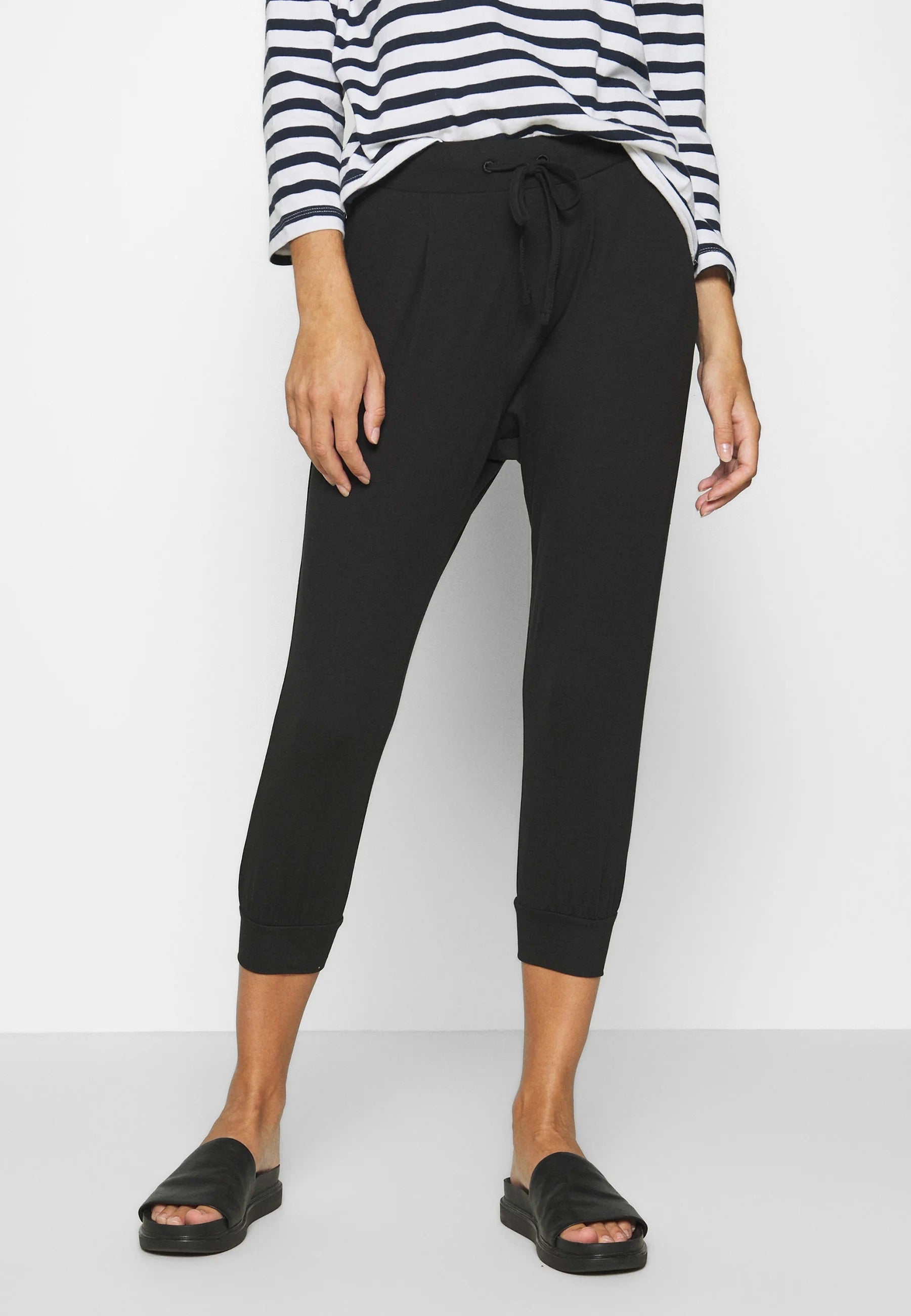 b.young Bypandina Capri Pants - Black