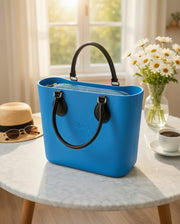 O bag Mini – kék kézitáska fekete bőr fogantyúkkal
