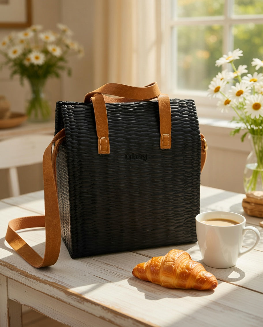 O bag Glam – fekete, fonott textúrájú táska konyak színű bőr fogantyúkkal