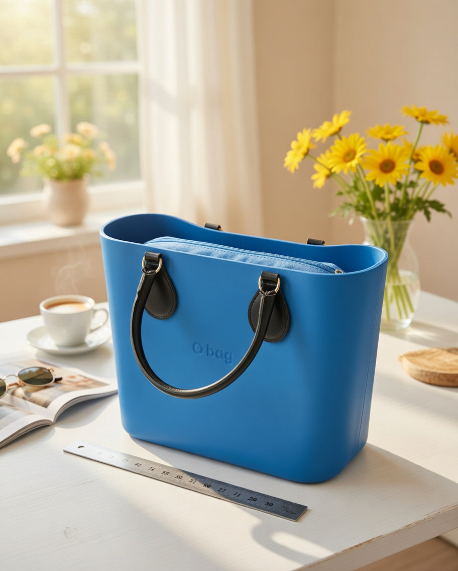 O bag Mini – kék kézitáska fekete bőr fogantyúkkal