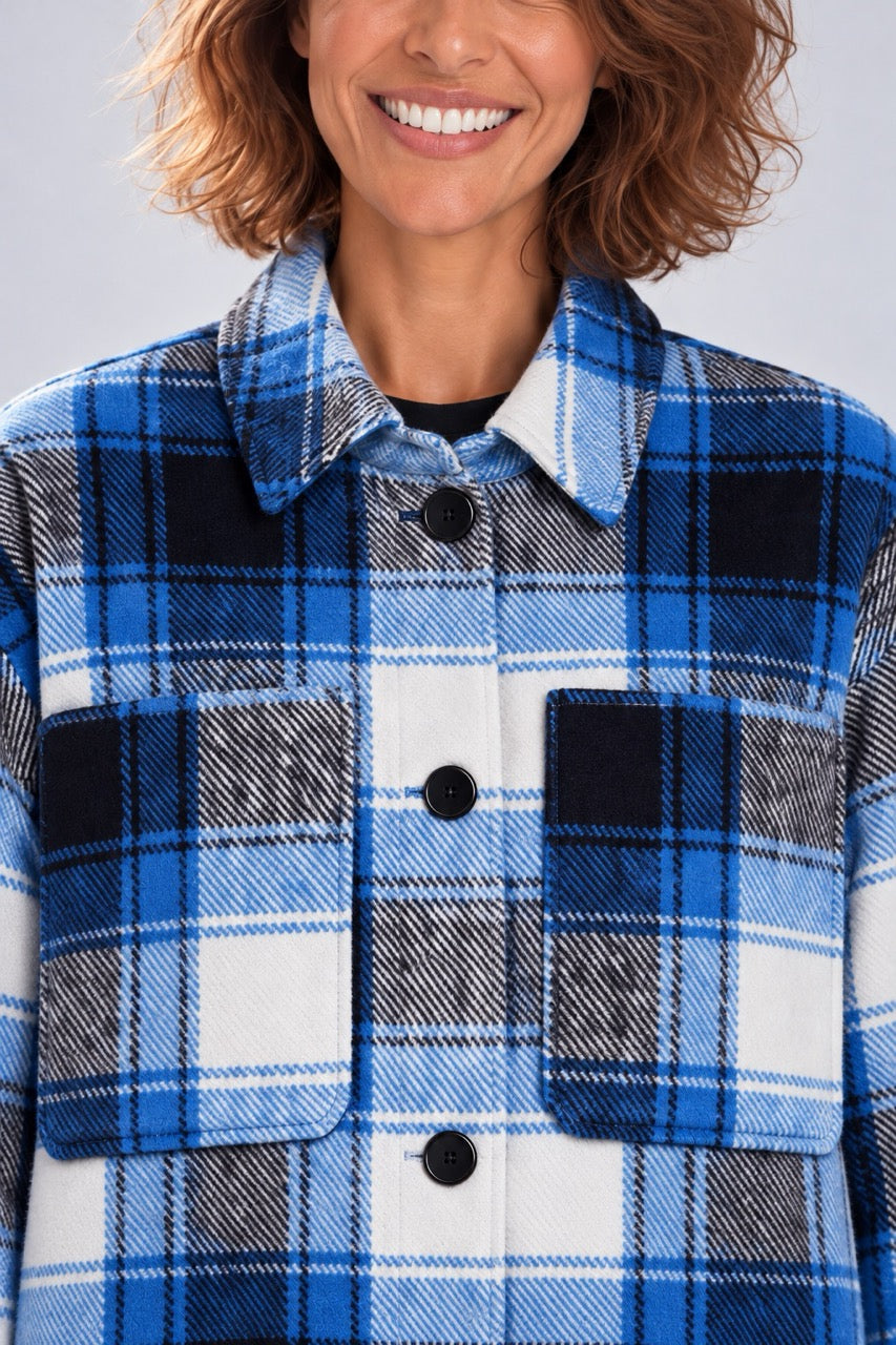 Close-up of the ICHI IHELISABETTE blue checked jacket showing the classic collar, two chest patch pockets and black buttons.