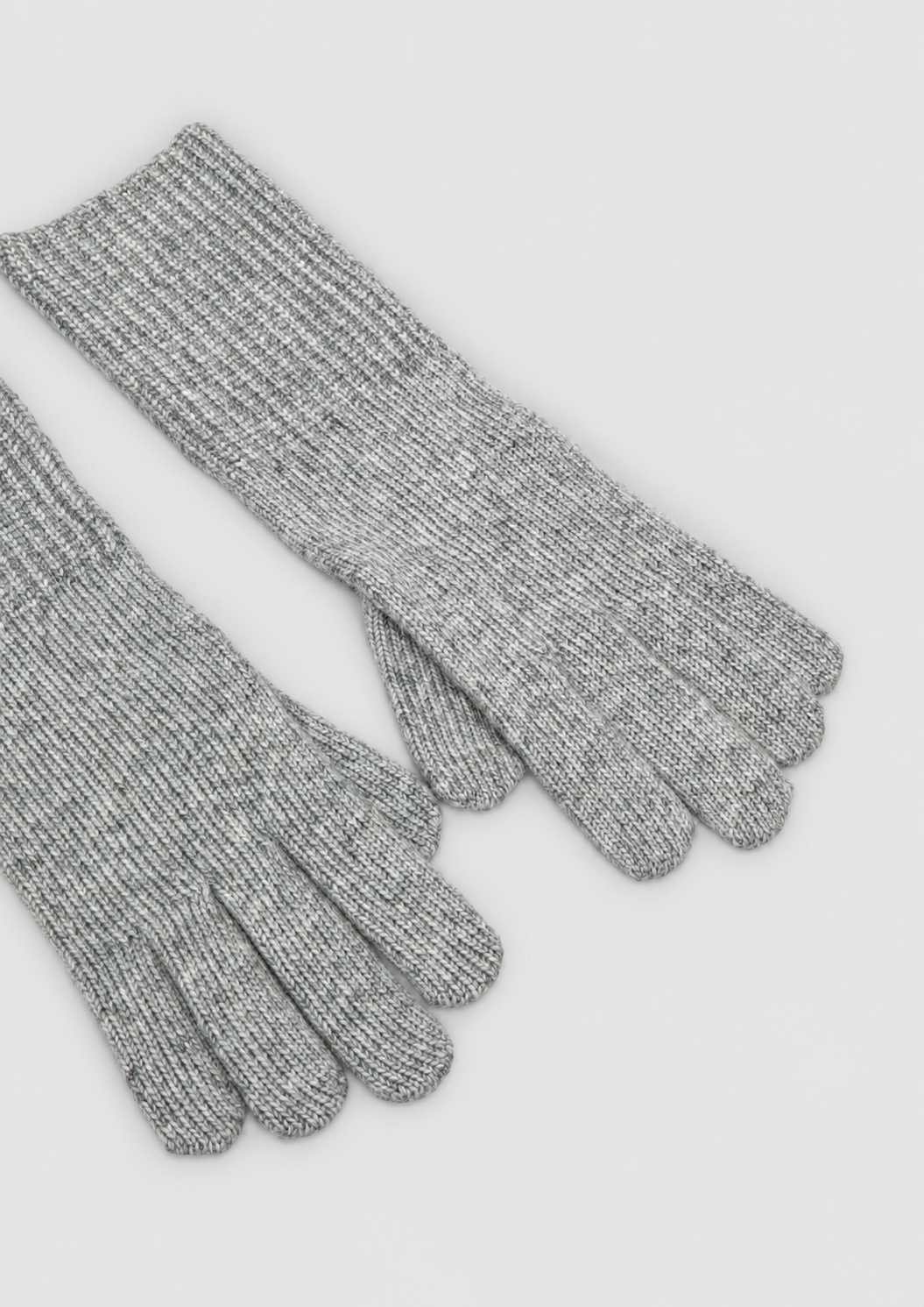 Close-up of the light grey melange knit and long textured cuffs of s.Oliver gloves